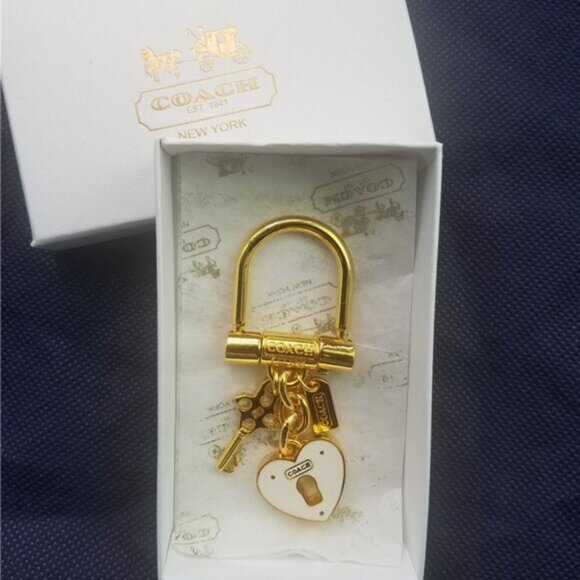 NWT Coach Heart & Key Keyfob Keychain - Picture 3 of 3